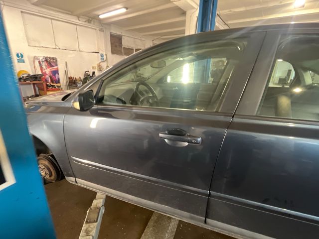 bontott VOLVO S40 Jobb első Féknyereg Munkahengerrel