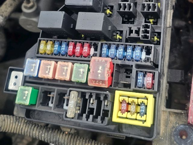 bontott VOLVO S40 Biztosítéktábla Motortér