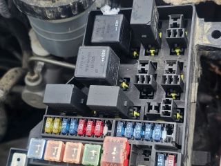 bontott VOLVO S40 Biztosítéktábla Motortér