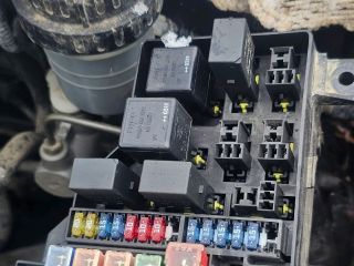 bontott VOLVO S40 Biztosítéktábla Motortér