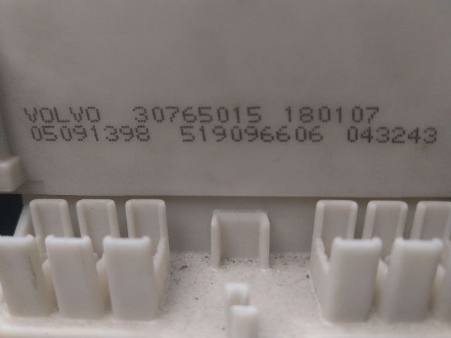 bontott VOLVO S40 Biztosítéktábla Motortér