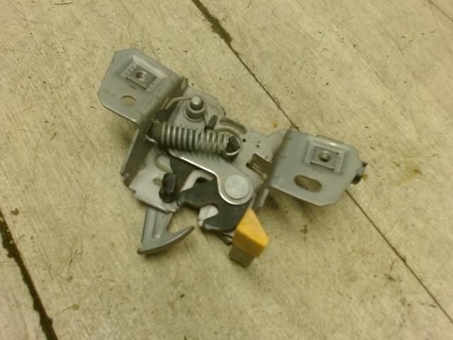 bontott VOLVO S40 Motorháztető Zárszerkezet