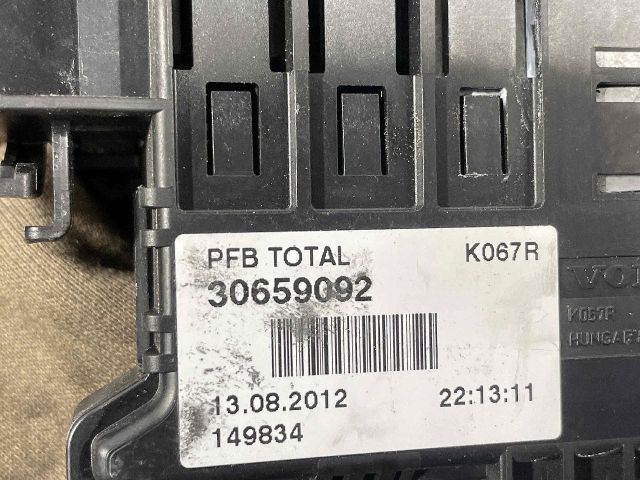 bontott VOLVO S60 Biztosítéktábla Motortér