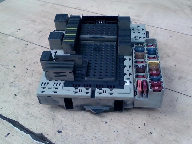 bontott VOLVO S80 Biztosítéktábla Motortér