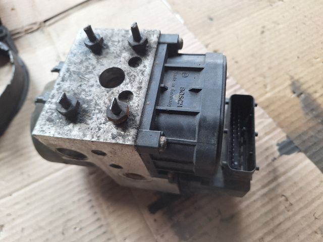 bontott VOLVO V40 ABS Kocka