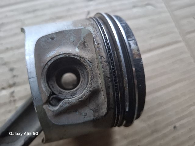 bontott VOLVO V40 Dugattyú és Hajtókar