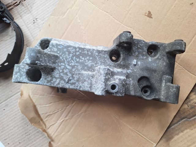 bontott VOLVO V40 Generátor Tartó Bak