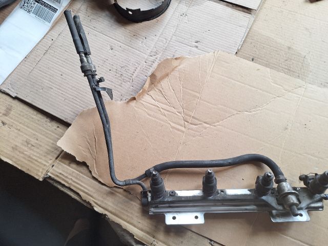 bontott VOLVO V40 Porlasztó Sor / Híd