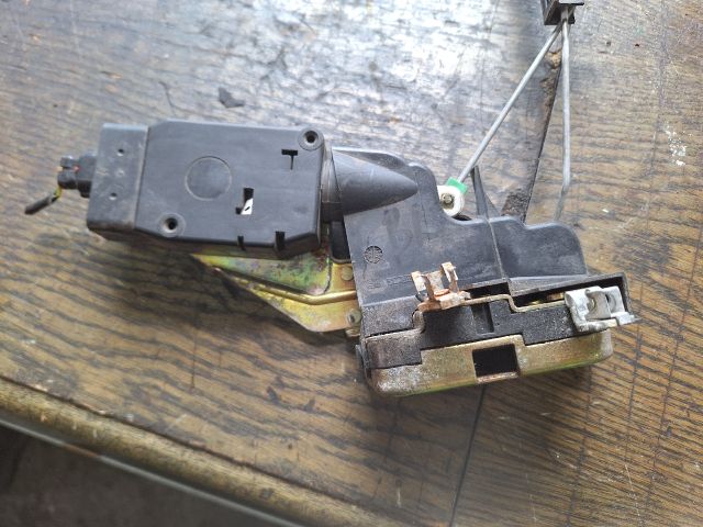 bontott VOLVO V40 Bal első Ajtózár