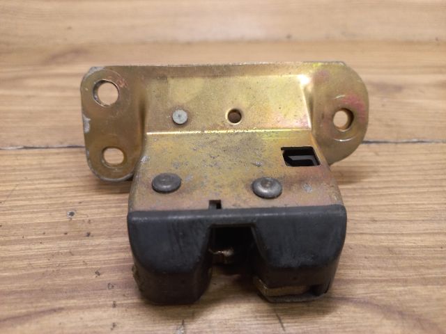 bontott VOLVO V40 Csomagtérajtó Zárszerkezet