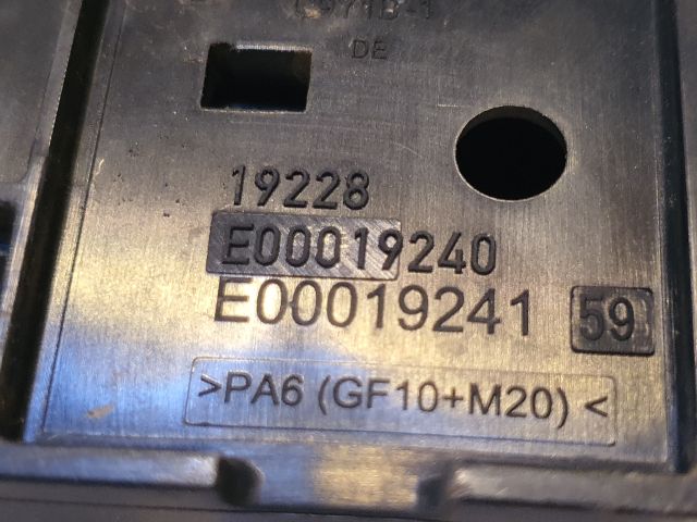 bontott VOLVO V40 Biztosítéktábla Motortér