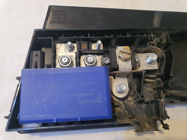 bontott VOLVO V40 Biztosítéktábla Motortér