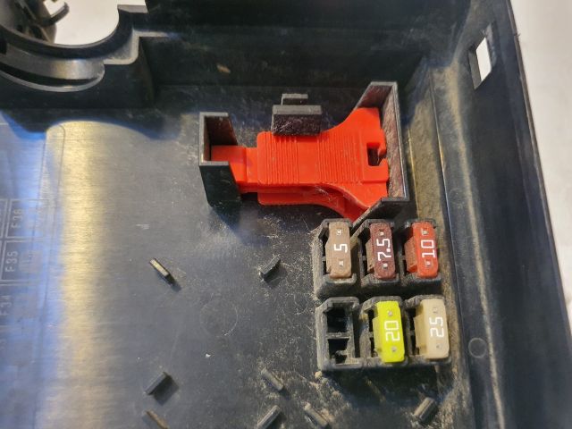 bontott VOLVO V40 Biztosítéktábla Motortér