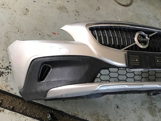 bontott VOLVO V40 Első Lökhárító (Részeivel)