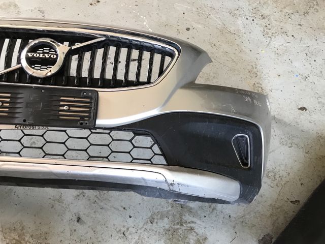bontott VOLVO V40 Első Lökhárító (Részeivel)