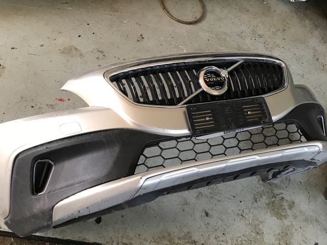 bontott VOLVO V40 Első Lökhárító (Részeivel)