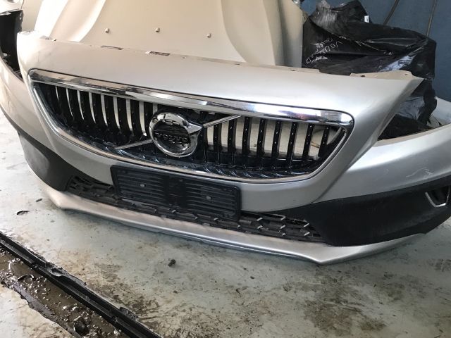 bontott VOLVO V40 Első Lökhárító (Részeivel)