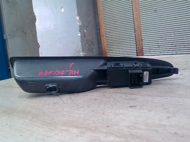 bontott VOLVO V40 Jobb első Ablakemelő Kapcsoló