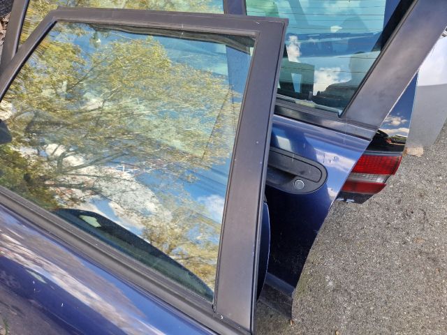 bontott VOLVO V40 Jobb első Ajtó (Részeivel)