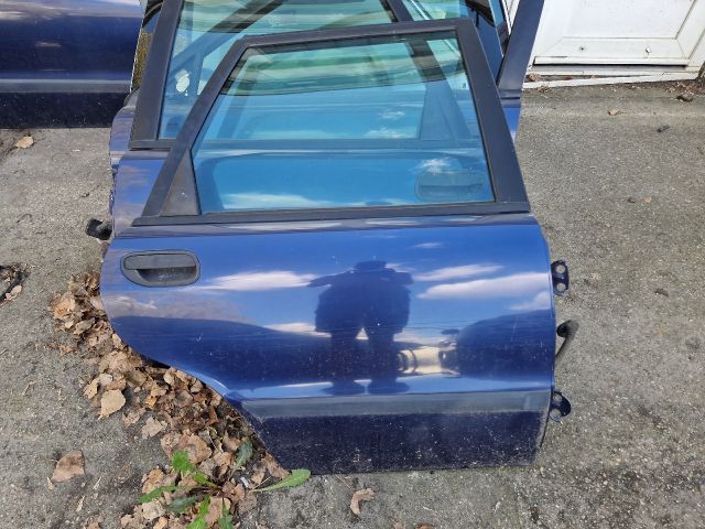 bontott VOLVO V40 Jobb hátsó Ajtó (Részeivel)