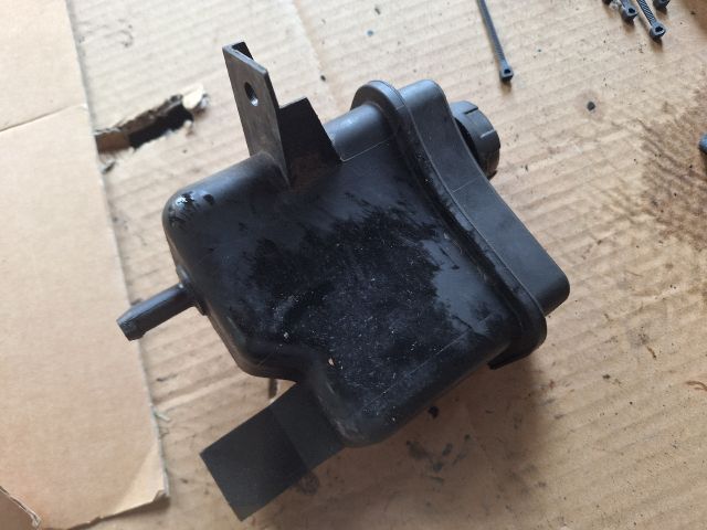 bontott VOLVO V40 Szervóolaj Tartály