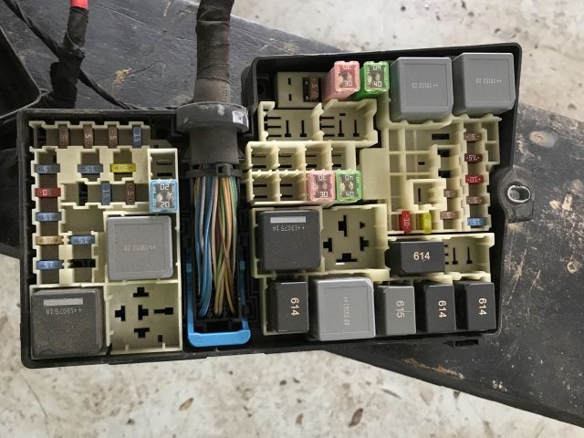 bontott VOLVO V40 Biztosítéktábla Motortér