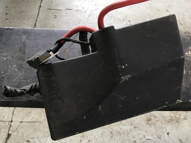 bontott VOLVO V40 Biztosítéktábla Motortér