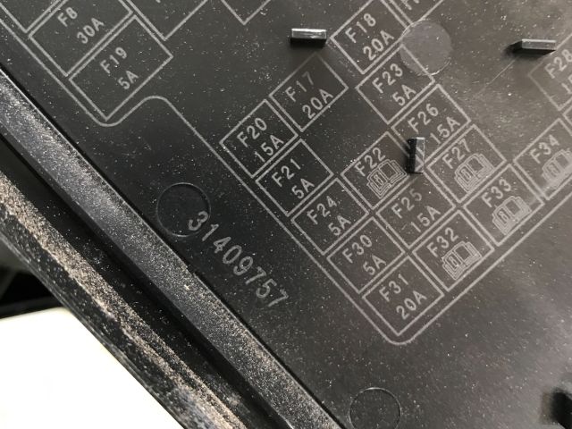 bontott VOLVO V40 Biztosítéktábla Motortér