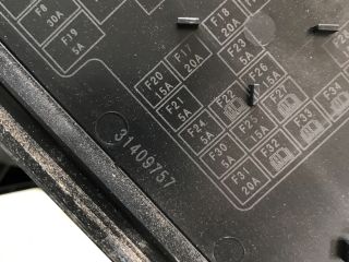 bontott VOLVO V40 Biztosítéktábla Motortér