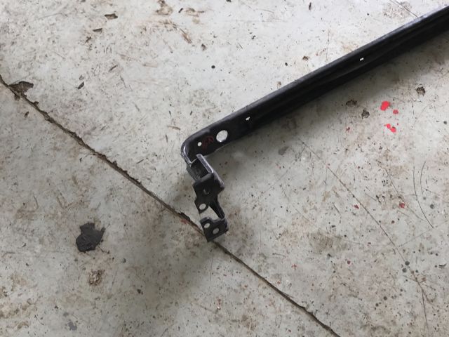 bontott VOLVO V40 Vízhűtő Radiátor Tartó