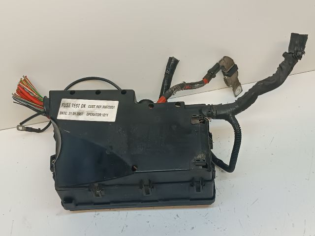 bontott VOLVO V50 Biztosítéktábla Motortér