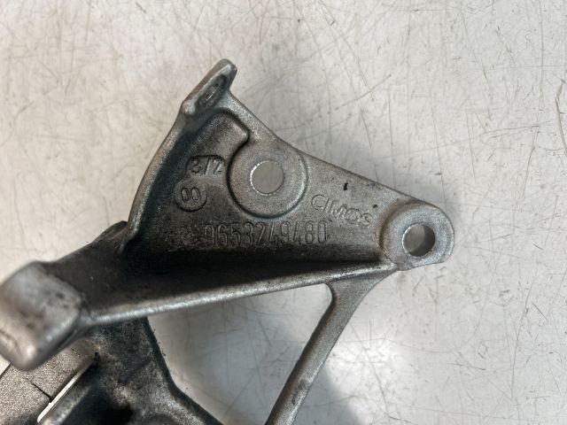 bontott VOLVO V50 Generátor Tartó Bak