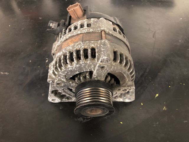 bontott VOLVO V50 Generátor