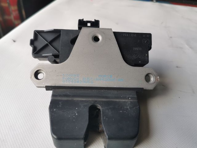 bontott VOLVO V50 Csomagtérajtó Zárszerkezet