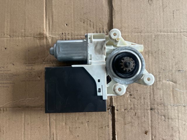 bontott VOLVO V50 Jobb első Ablakemelő Motor