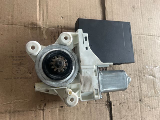 bontott VOLVO V50 Jobb első Ablakemelő Motor