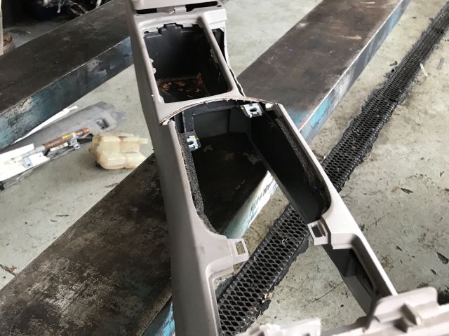 bontott VOLVO V50 Könyöklő