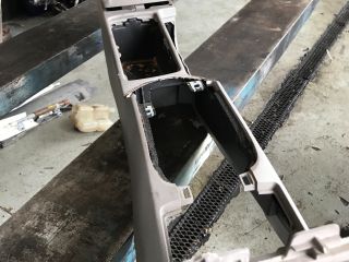 bontott VOLVO V50 Könyöklő