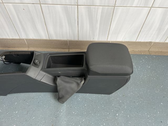 bontott VOLVO V50 Könyöklő