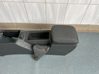 bontott VOLVO V50 Könyöklő