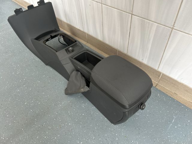 bontott VOLVO V50 Könyöklő