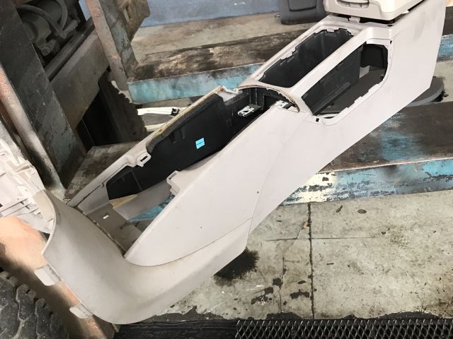 bontott VOLVO V50 Könyöklő