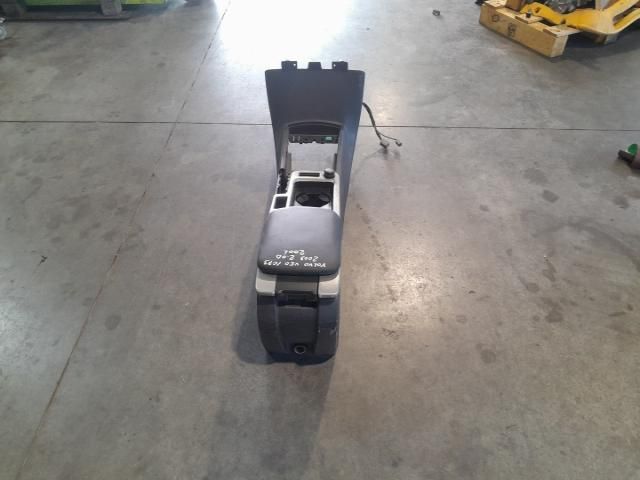 bontott VOLVO V50 Könyöklő