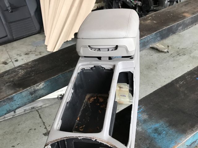 bontott VOLVO V50 Könyöklő