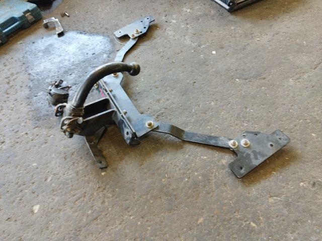 bontott VOLVO V50 Vonóhorog