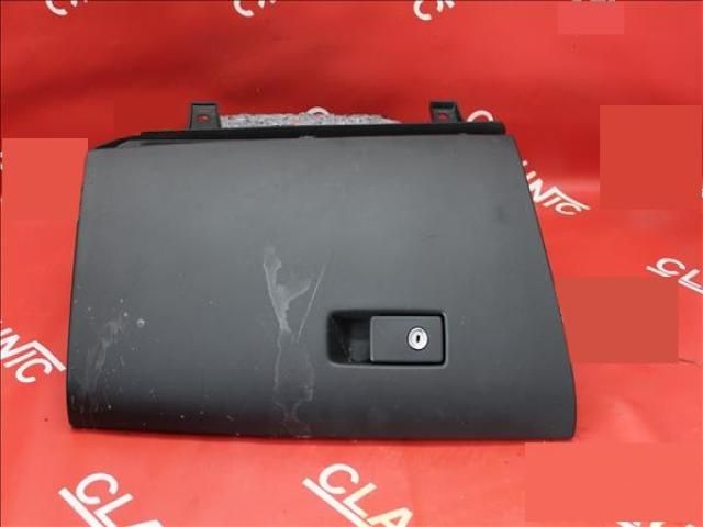 bontott VOLVO V60 Kesztyűtartó