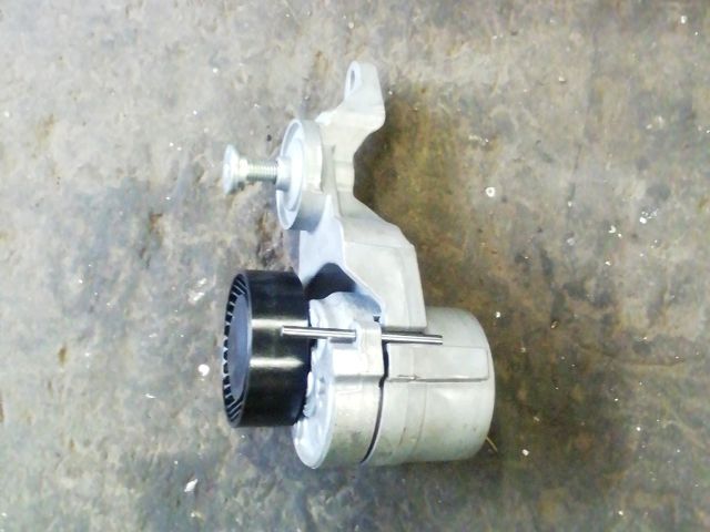 bontott VOLVO V70 Szíjfeszítő Görgő