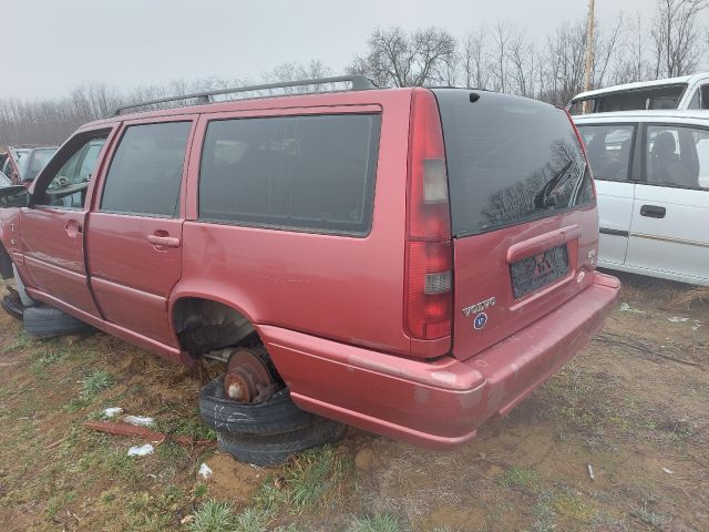 bontott VOLVO V70 Bal első Dobbetét (Kerékjárati, Műanyag)