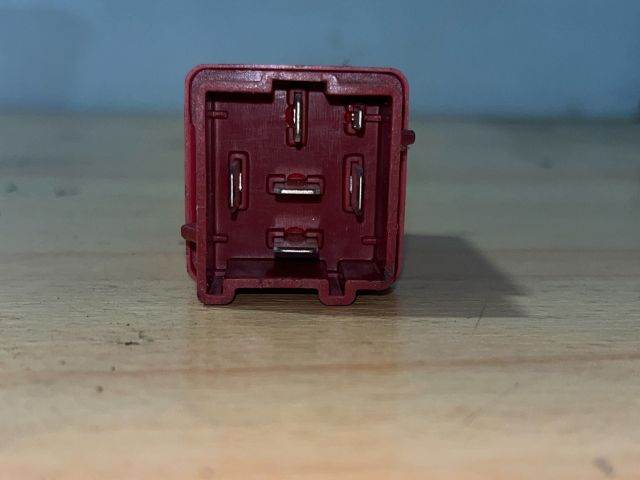 bontott VOLVO V70 Relé