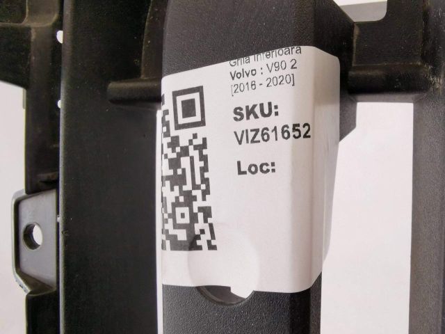 bontott VOLVO V90 Első Lökhárító Alsó Középső Díszrács